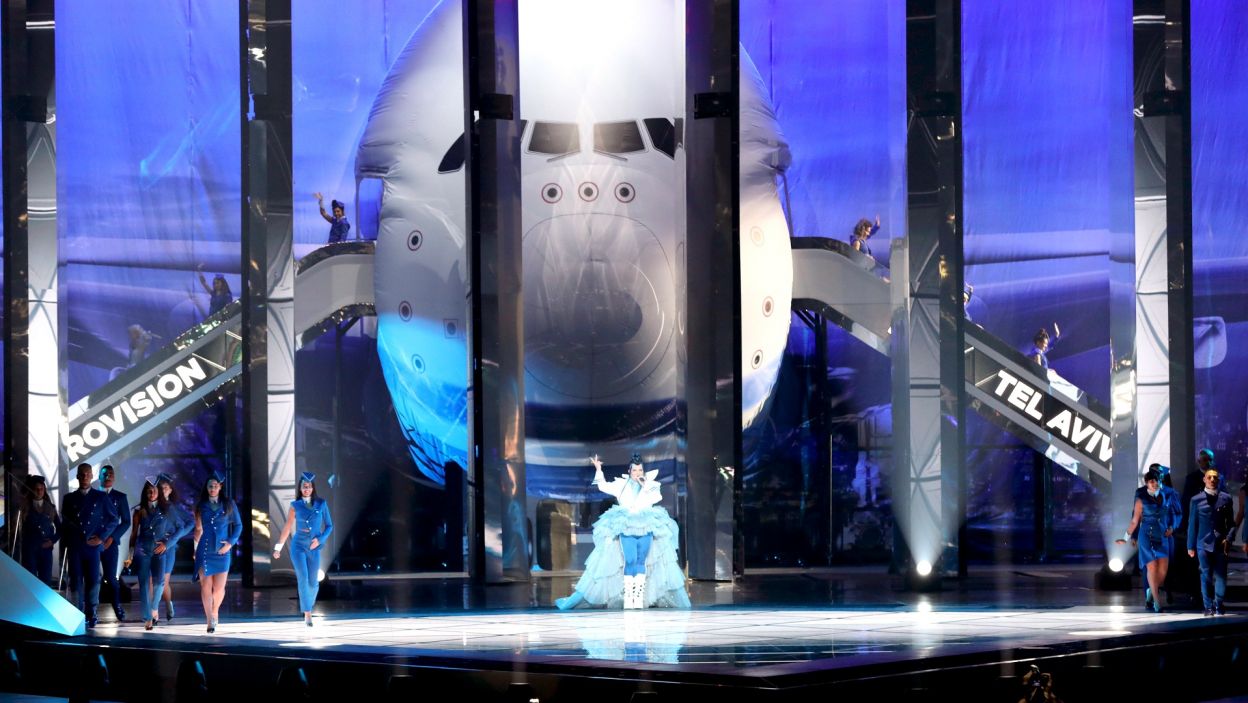 Eurowizyjna scena niczym droga startowa dla samolotów? Finaliści 64. Konkursu Piosenki Eurowizji 2019 przylecieli specjalnym „samolotem”, za którego sterami znalazła się Netta (fot. Andres Putting/EBU)