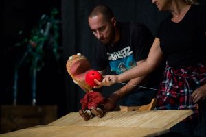 bohaterem-spektaklu-jest-sympatyczny-niemowlak-o-imieniu-nono-ktory-wyrusza-na-spotkanie-z-dziwami-przyrody-fot-teatr-dzieci-zaglebia