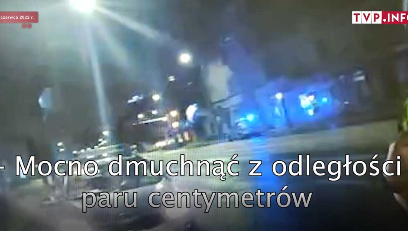 Interwencja policjantów w stosunku do posła Sterczewskiego (fot. portal tvp.info)