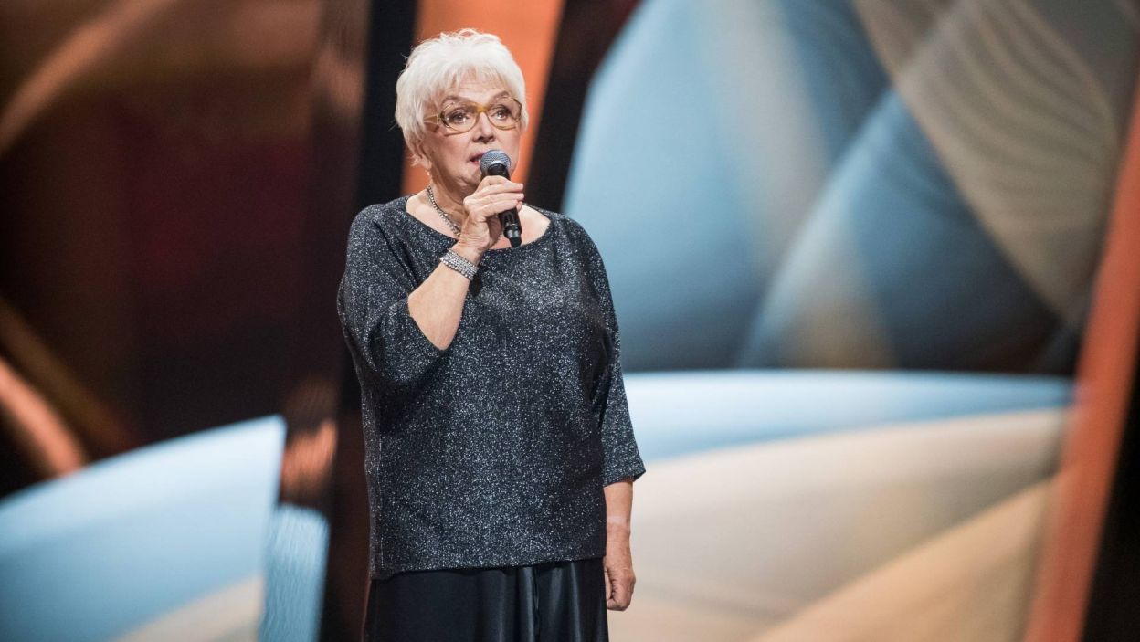 Emanuela Nowak, podopieczna Andrzeja Piasecznego, w półfinale programu „The Voice Senior” zaprezentowała „Czy te oczy mogą kłamać” Macieja Maleńczuka. Niestety, nie przeszła do finału. Fot. Waldemar Kompała/ TVP