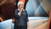 Emanuela Nowak, uczestniczka programu „The Voice Senior” i podopieczna Andrzeja Piasecznego, w półfinale prezentuje utwór „Czy te oczy mogą kłamać” Macieja Maleńczuka.