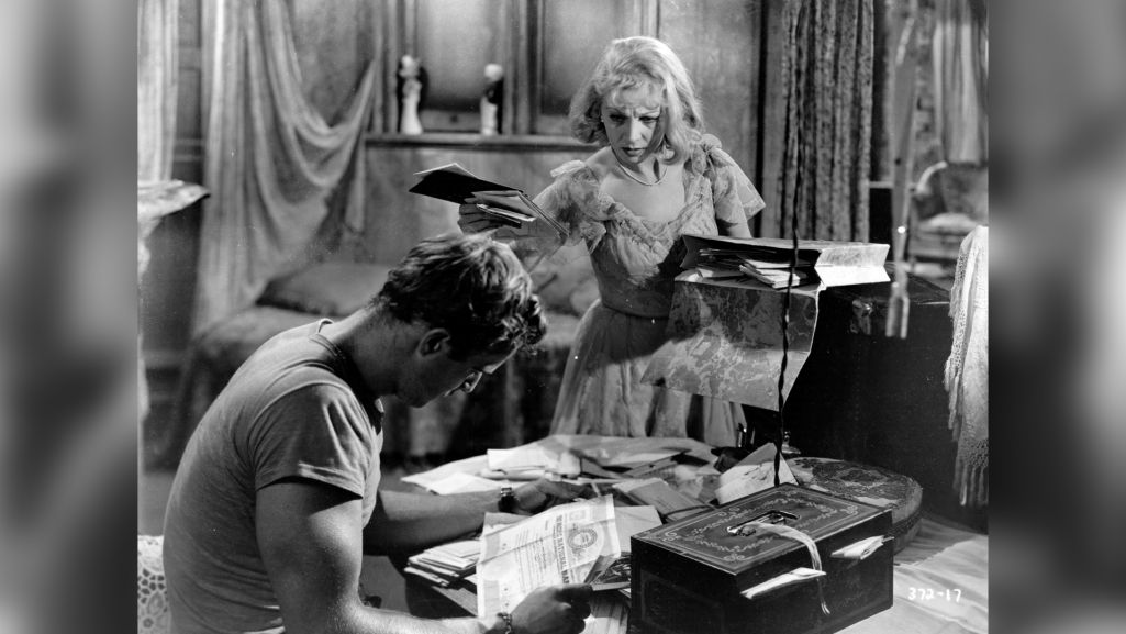 Marlon Brando na planie filmu „Tramwaj zwany pożądaniem”. Fot. wikimedia/ domena publiczna