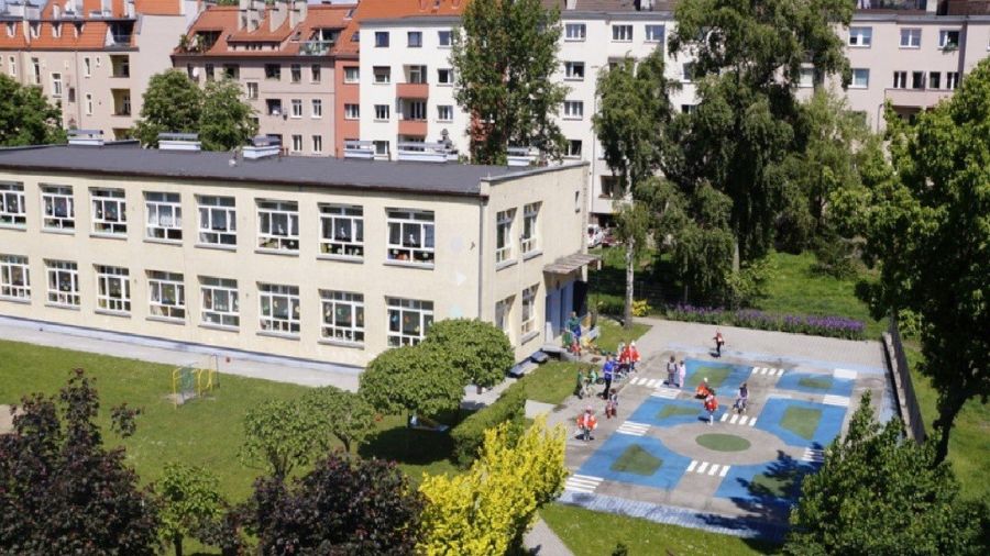 Pierwsi absolwenci mogą już być dziadkami. Urodziny przedszkola nr 25 z Opola. 