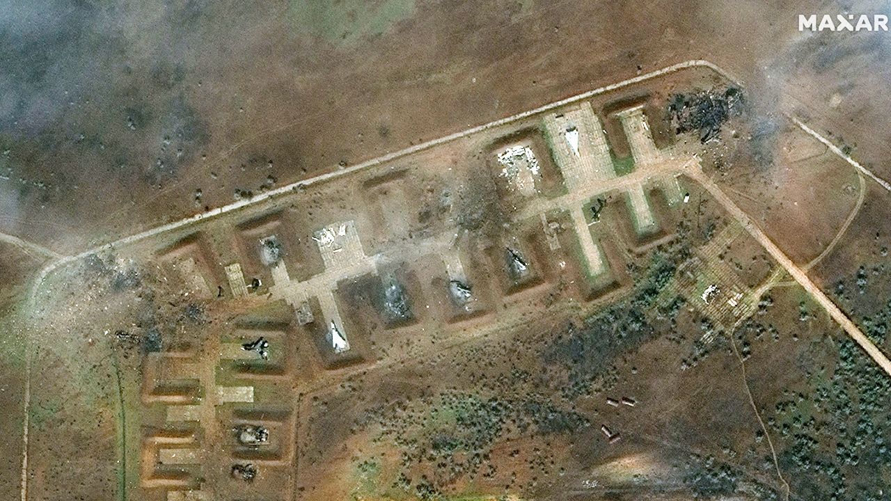 Zdjęcia satelitarne zniszczonego lotniska na Krymie (fot. PAP/EPA/MAXAR TECHNOLOGIES)