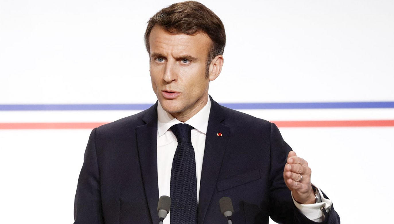 Emmanuel Macron tłumaczy, że Kijów nie zwrócił się z prośbą do Paryża (fot. PAP/EPA/BENOIT TESSIER)