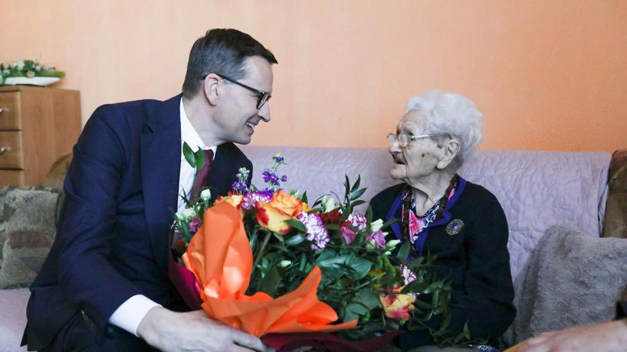 Premier Mateusz Morawiecki i najstarsza Polka Tekla Juniewicz (fot. Facebook/Mateusz Morawiecki) Premier Mateusz Morawiecki i najstarsza Polka Tekla Juniewicz (fot. Facebook/Mateusz Morawiecki)