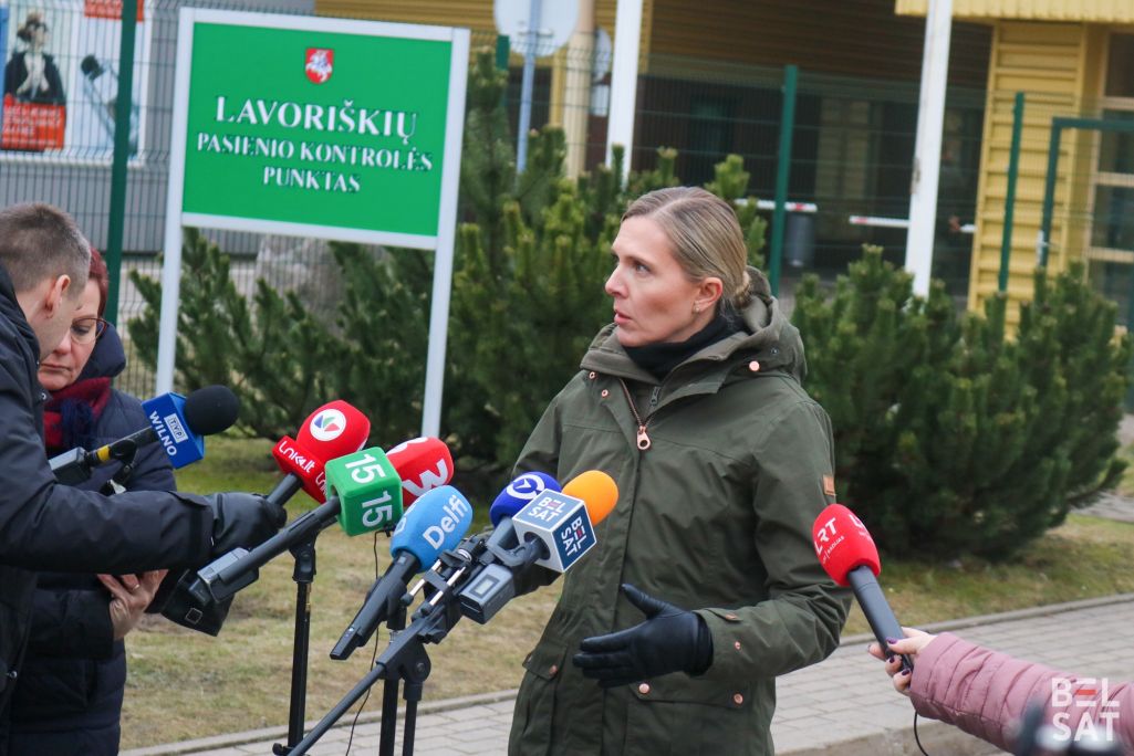 Міністарка МУС Літвы Агне Білатайце дае інтэрв’ю журналістам ля пункту пропуску «Лаворышкес» (з беларускага боку – «Катлоўка») напярэдадні закрыцця двух пераходаў. 29 лютага 2024 года. (Фота: Ганна Русінава / Белсат)