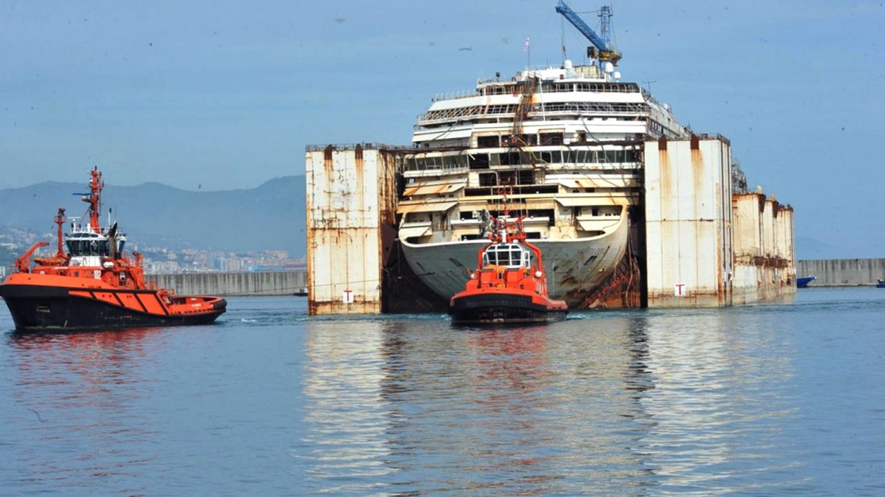 Costa Concordia wkrótce zostanie zdemontowana (fot. PAP/EPA/PAOLO ZEGGIO)