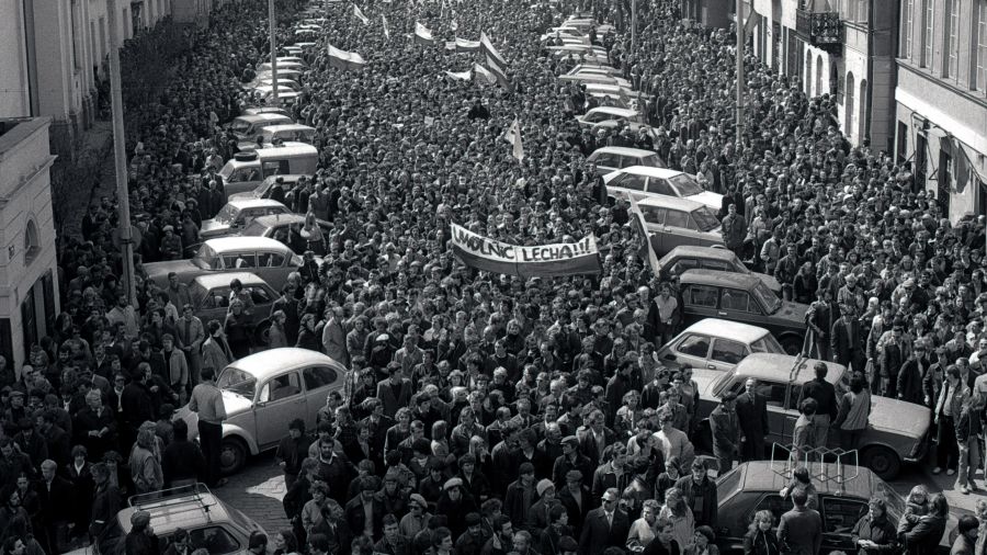 1 maja 1982, nielegalny pochod pierwszomajowy Solidarności w Warszawie. Fot. Janusz Fila / Forum