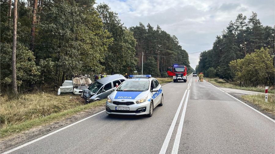 Wypadek na DK11 - Marydół. Dachowanie. Antonin - Ostrzeszów (fot. KP PSP Ostrzeszów)
