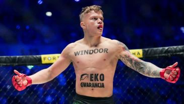 Patryk Kaczmarczyk celebrujący zwycięstwo z Pascalem Hintzenem na gali XTB KSW 77 (fot. KSW)