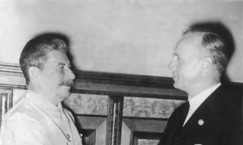 Józef Stalin i Joachim von Ribbentrop, Moskwa 23.08.1939. Fot. Wikimedia/Bundesarchiv, Bild 183-H27337 / CC-BY-SA 3.0