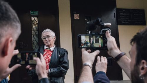 Журналісты бяруць каментар у Ніны Багінскай пасля таго, як у яе адабралі сцяг. 