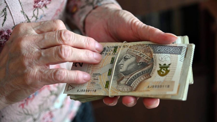 Przyznanie renty wdowiej będzie możliwe, jeśli wdowa lub wdowiec mają ustalone prawo do dwóch świadczeń: swojego i do renty rodzinnej po zmarłym małżonku (fot. PAP, zdjęcie ilustracyjne)