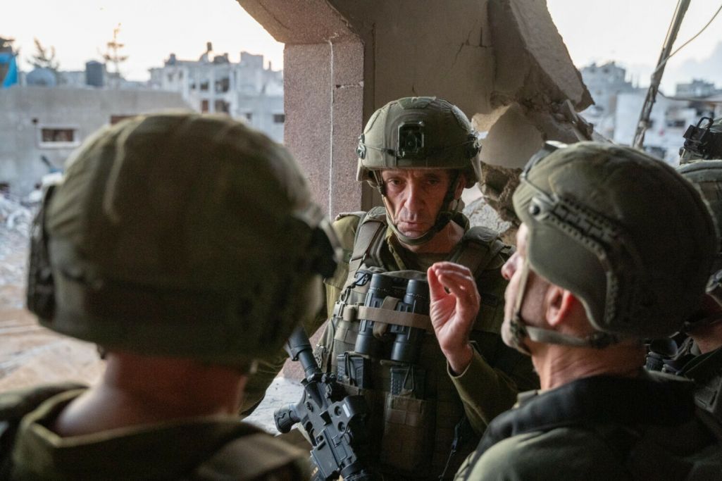 Начальнік генеральнага штабу Арміі абароны Ізраілю Герцы Халеві праводзіць інспекцыю каля месца забойства лідара «Хамасу» Ях'ю Сінўара ў сектары Газа. 17 кастрычніка 2024 года. Фота: Israel Defense Forces / Handout / Xinhua / East News