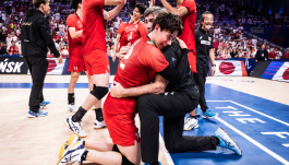 Philippe Blain cieszący się z kadrą Japonii (fot