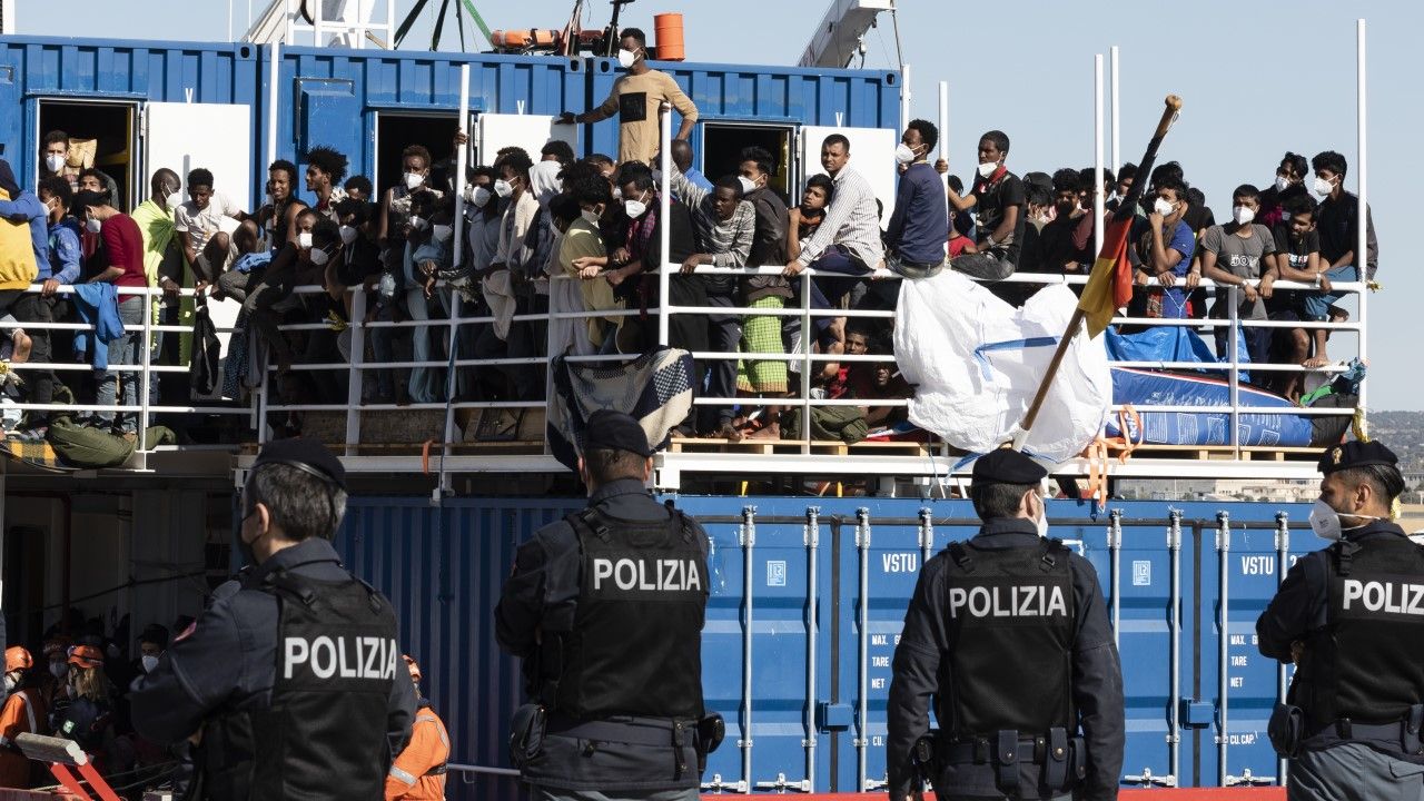 Włochy: State organizacji Sos Mediterranee, który ratował imigrantów na wodach libijskich dostał zgodę na wejście do portu - Vimarsana News