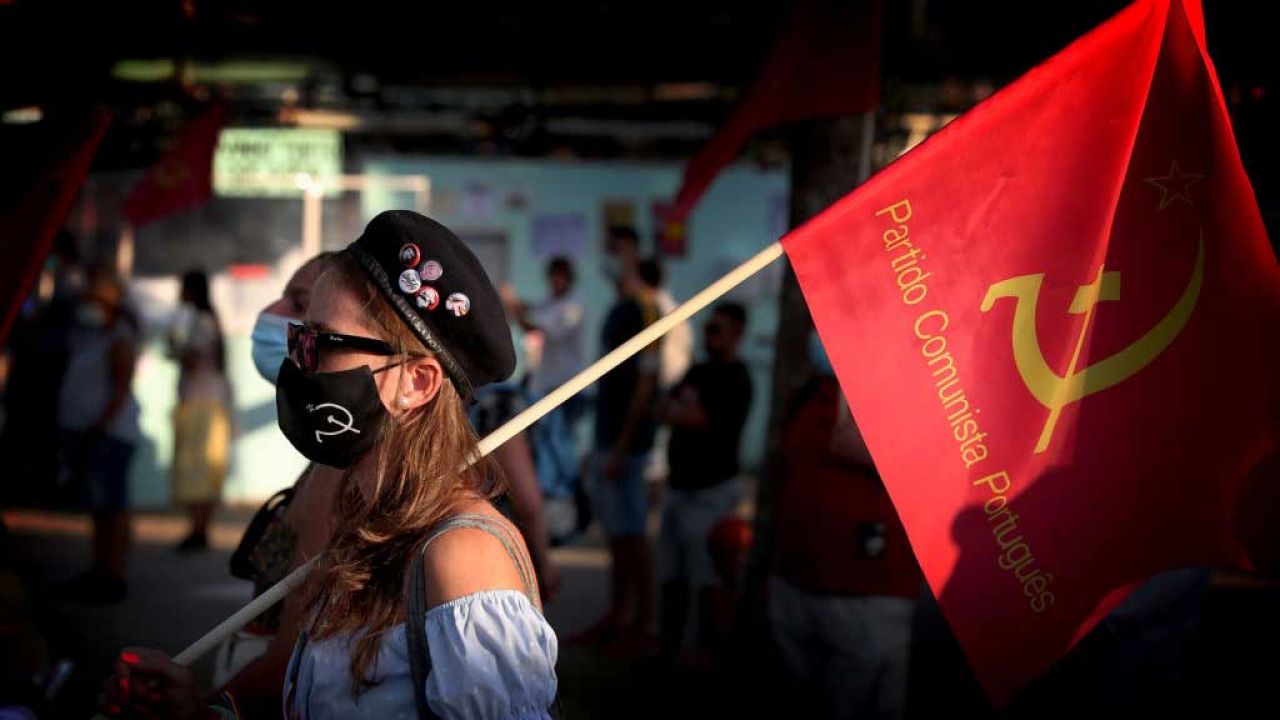 Lewicowi działacze na Festiwalu Avante w Portugalii nie kryją się ze swoją sympatią dla symbolu sierpa i młota (fot. Pedro Fiúza/NurPhoto via Getty Images)