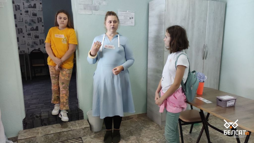Аксана Акуневіч прэзентуе прастору «аКсяродак». (Фота: Белсат)