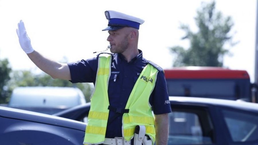 Na skrzyżowaniach, w sytuacjach tego wymagających, wprowadzona zostanie ręczna regulacja ruchem przez policjantów. Fot. Policja