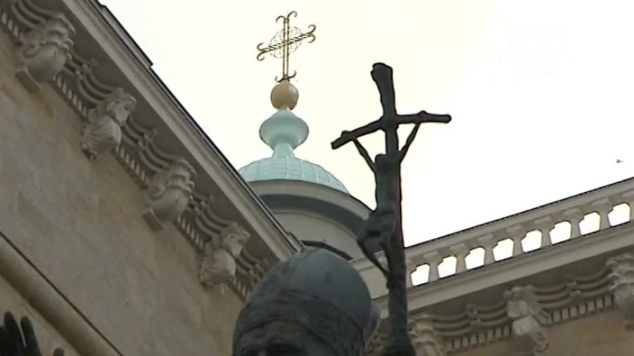 Bp Przybylski podziękował za wszystkich dobrych nauczycieli w historii polskiej edukacji. Fot. TVP3 Katowice