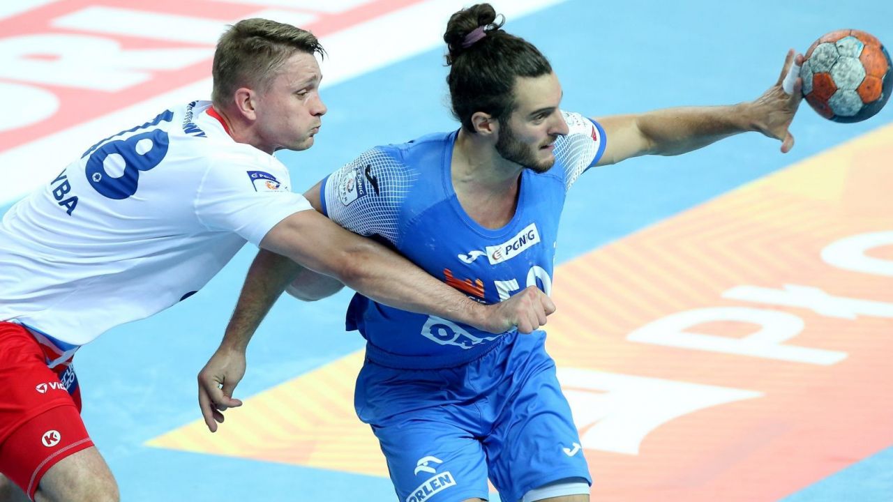 Niko Mindegia z Wisły (P) i Michał Szyba z Azotów Puławy (L) w ligowym meczu (fot. PAP / Piotr Augustyniak)