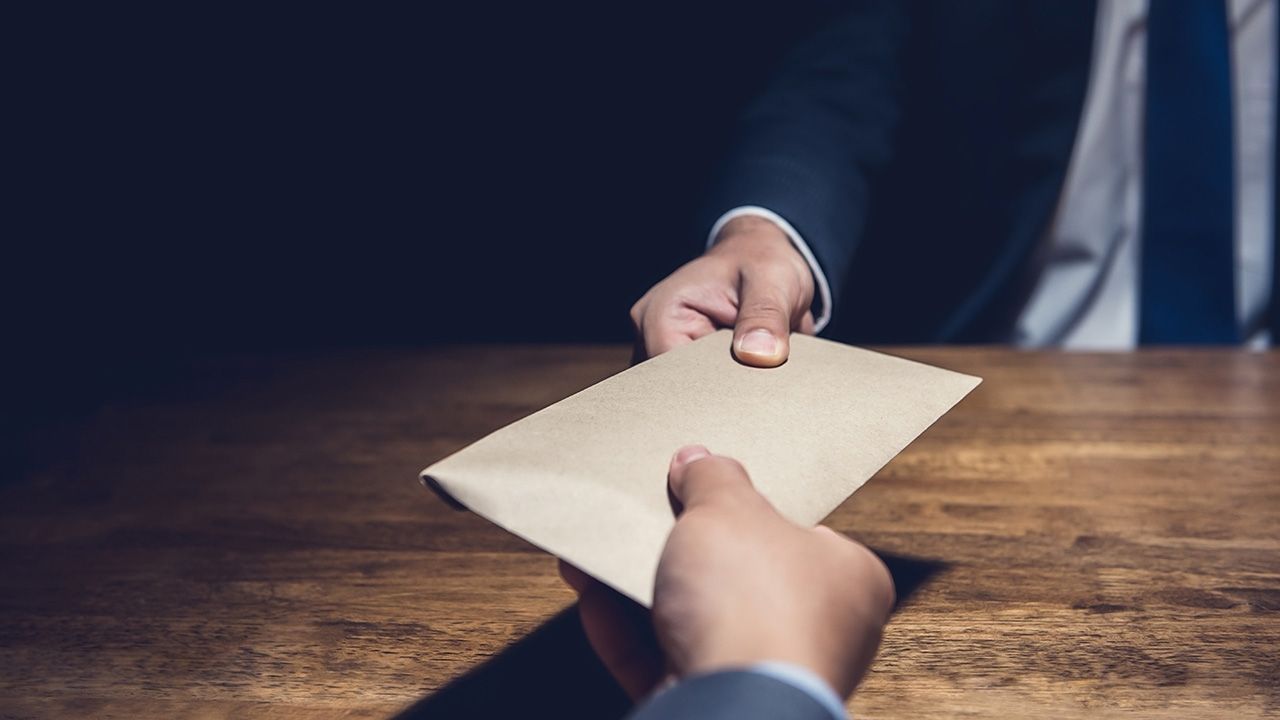 Zatrzymań dokonano chwilę po przekazaniu pieniędzy (fot. Shutterstock/Atstock Productions) Zatrzymań dokonano chwilę po przekazaniu pieniędzy (fot. Shutterstock/Atstock Productions)