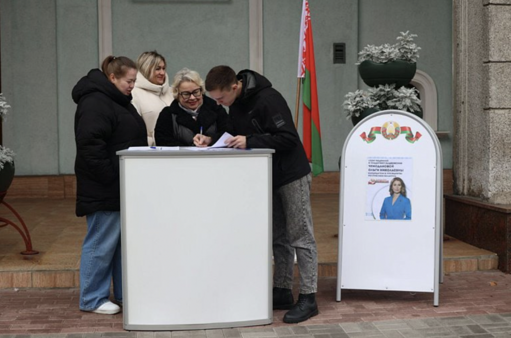 У Берасці заўважылі нават пункт збору подпісаў за Вольгу Чамаданаву. Фота: Павел Русак / Tochka.by