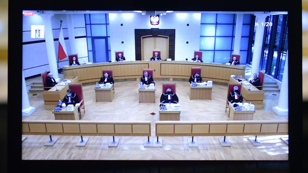 Trybunał wywiódł z konstytucyjnej zasady ochrony godności osoby ludzkiej, że „godność człowieka nie jest prawem, lecz jest źródłem i fundamentem, z którego prawa dopiero są wywodzone” (fot. PAP/Marcin Obara) Trybunał wywiódł z konstytucyjnej zasady ochrony godności osoby ludzkiej, że „godność człowieka nie jest prawem, lecz jest źródłem i fundamentem, z którego prawa dopiero są wywodzone” (fot. PAP/Marcin Obara)