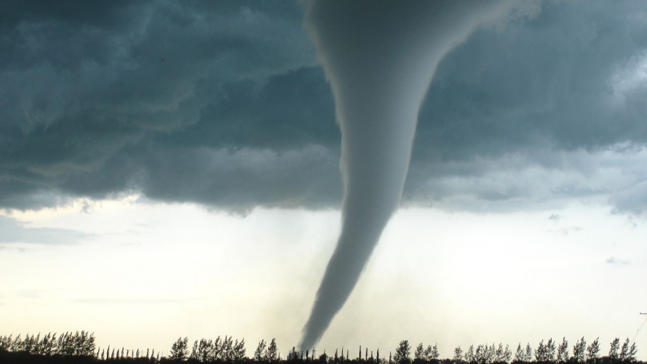 Na zachodzie oraz w rejonie Pomorza i Kujaw niewykluczone są trąby powietrzne (fot. Shutterstock) Na zachodzie oraz w rejonie Pomorza i Kujaw niewykluczone są trąby powietrzne (fot. Shutterstock)