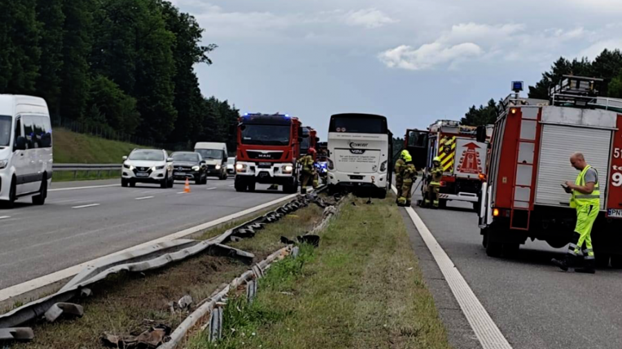 Glinki, autobus uderzył w bariery, A2, kolizja, Trzciel, Nowy Tomyśl (fot. OSP Łomnica)