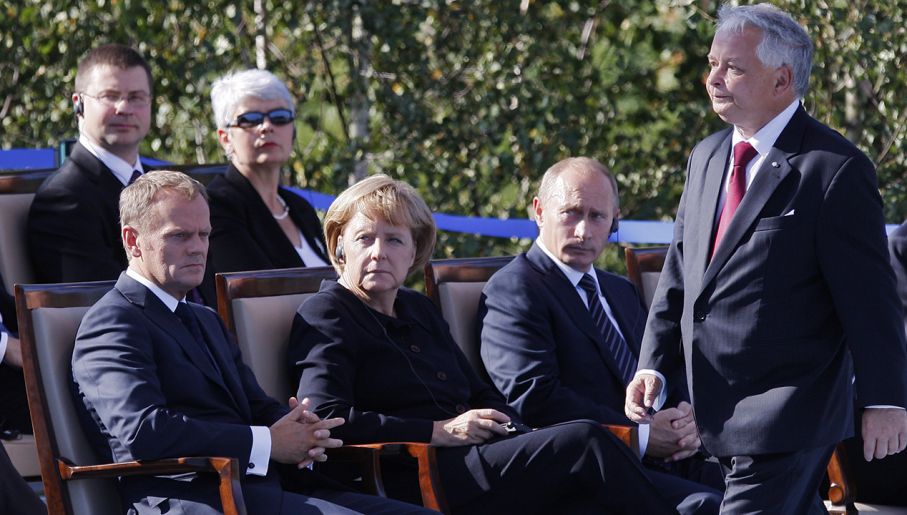 Wymownym symbolem jest zdjęcie m.in. Donalda Tuska, Angeli Merkel i Władimira Putina (fot. arch.PAP/Adam Warżawa)
