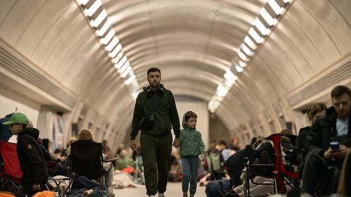 imgЦывільныя жыхары Кіева хаваюцца ад расейскіх абстрэлаў на станцыі метро. Кіеў, 4 ліпеня 2025 года. Фота: Kostiantyn Liberov/Libkos/Getty Images 