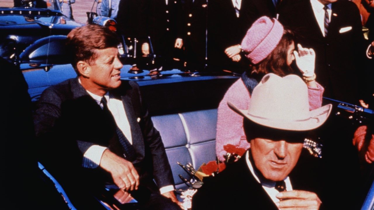 Para prezydencka USA w Dallas na kilkanaście minut przed zamachem na Johna F. Kennedy'ego (fot. Getty Images / Bettmann / Contributor)