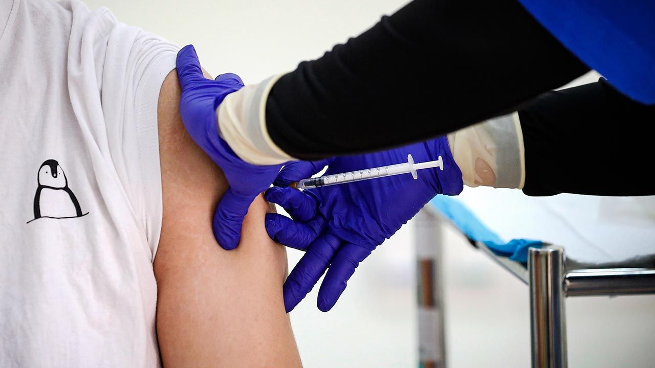 „Szczepionek jest cały czas za mało” (fot. Wong Fok Loy/SOPA Images/LightRocket via Getty Images)