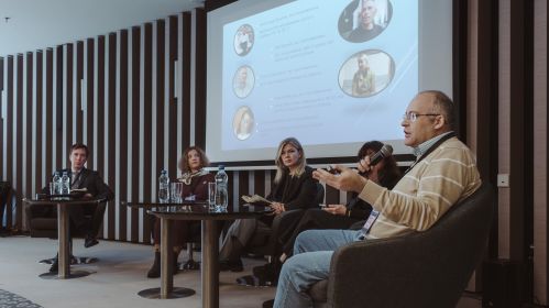 Представитель организации «Хрысціянская візія» Дмитрий Корнеенко выступает во время II Конгресса по политзаключенным в Беларуси. Варшава, Польша. 26 сентября 2025 года. Фото: Рауль Дюк / Белсат