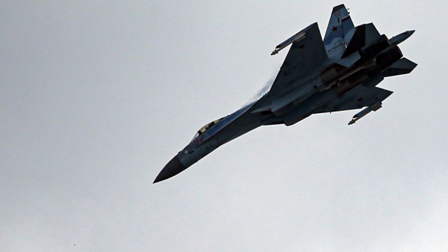 Rosyjski myśliwiec Su-35 wleciał w przestrzeń powietrzną Estonii (fot. Islam Yakut/Anadolu Agency via Getty Images)
