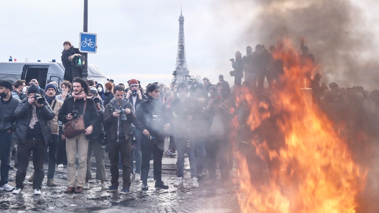 Według szacunków służb na ulice w wielu francuskich miastach wyjdzie we wtorek od 650 do 900 tys. demonstrantów (fot. PAP/EPA/Mohammed Badra)