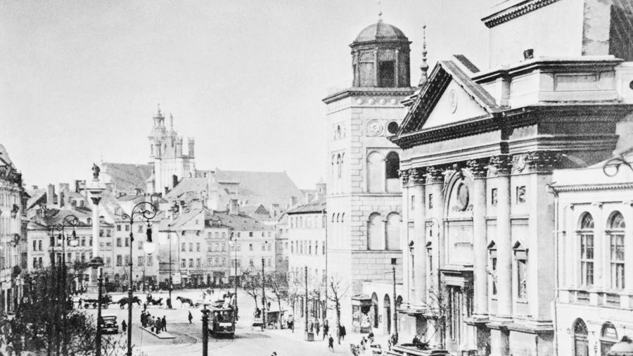 Warszawa 1925-1939. Widok na plac Zamkowy od ul. Krakowskie Przedmieście. Z prawej kościół pw. Świętej Anny z dzwonnicą. fot. PAP