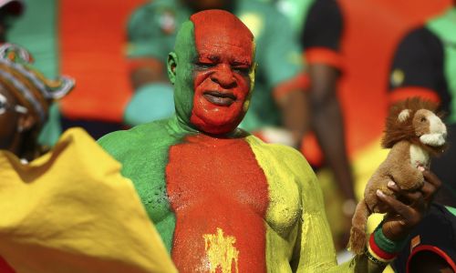 Fan Kamerunu przed meczem z Egiptem, Puchar Narodów Afryki 2010, które odbywały się w Angoli. Fot: PAP/EPA.