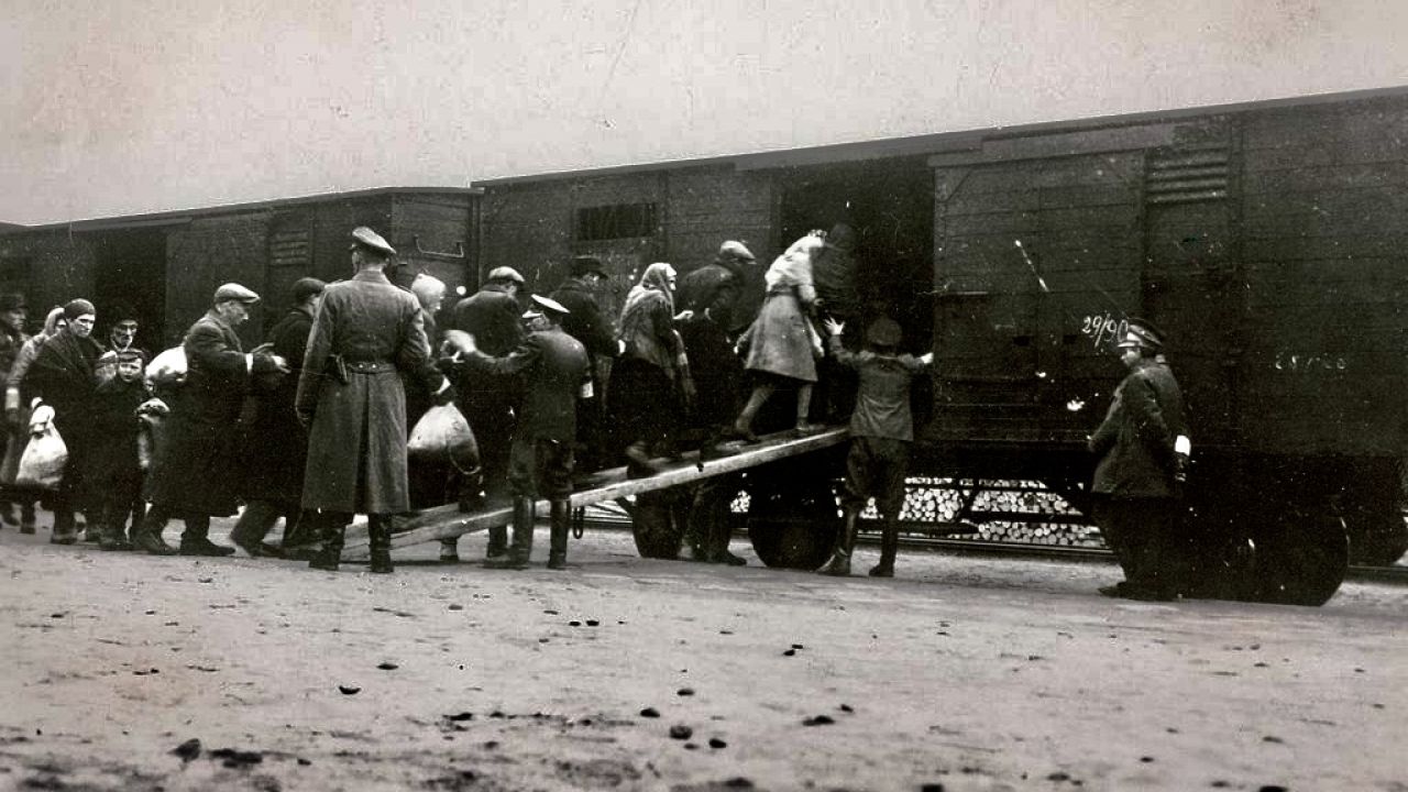 Holenderskie koleje przewiozły podczas II wojny światowej ponad 100 tys. Żydów i Romów do Westerbork, Vught oraz Amersfoort (fot. Hulton Archive/Getty Images, zdjęcie ilustracyjne) Holenderskie koleje przewiozły podczas II wojny światowej ponad 100 tys. Żydów i Romów do Westerbork, Vught oraz Amersfoort (fot. Hulton Archive/Getty Images, zdjęcie ilustracyjne)