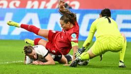 Ewa Pajor walcząca z Austriaczkami (fot. PAP)