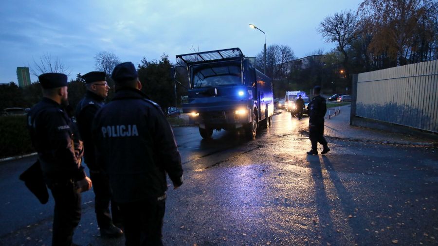 Policja po zamieszkach w Koninie: „Horda pijanych, agresywnych mężczyzn nie zagraża nikomu, kto mieszka w tym mieście” (fot. PAP/Tomasz Wojtasik)