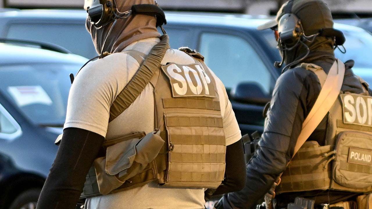 W służbie od 23 lat, miał ważne badania psychologiczne, nie ochraniał najważniejszych os&oacute;b w państwie. Po rodzinnej tragedii w Ustce, gdzie funkcjonariusz SOP zaatakował swoich...