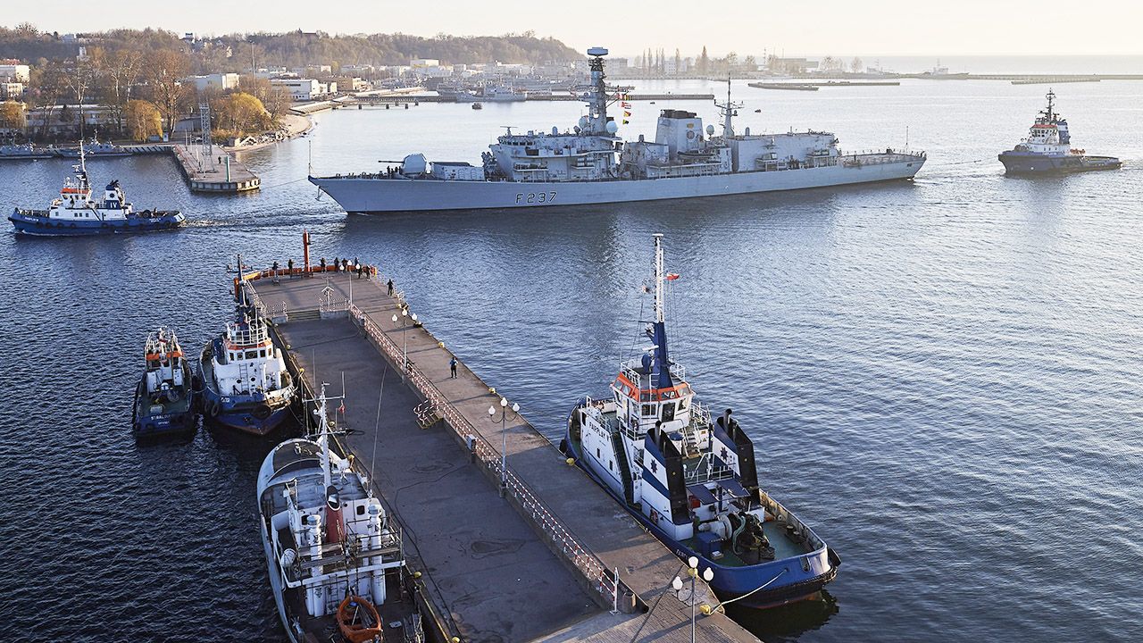 Brytyjski okręt HMS Westminster, należący do grupy sześciu okrętów Stałego Zespołu Sił Morskich NATO - SNMG1 (Standing NATO Maritime Group One), wpływa do portu w Gdyni (fot. PAP/Adam Warżawa)