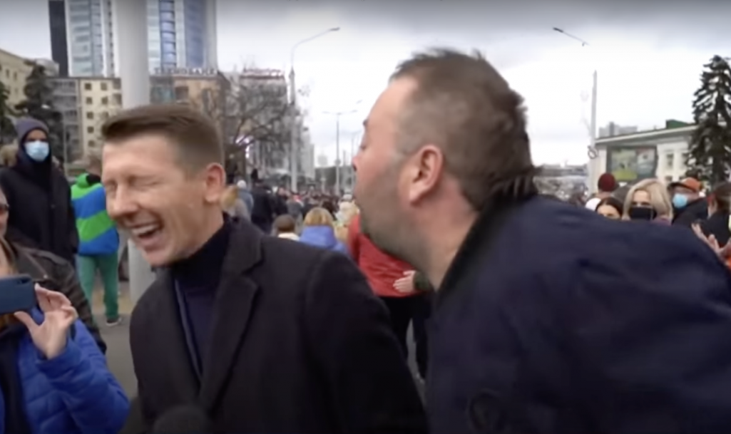 Аляксей Радына плюе ў Аляксандра Хараўца. Скрыншот: «Белсат»