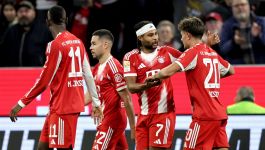 Zawodnicy Bayernu Monachium w czerwonych strojach świętują gola na boisku. W centrum Serge Gnabry (numer 7) w białej opasce na głowie, z prawej Mathys Tel (numer 20) i po lewej Nicolas Jackson (numer 11) i Thomas Müller (numer 25, z tyłu).