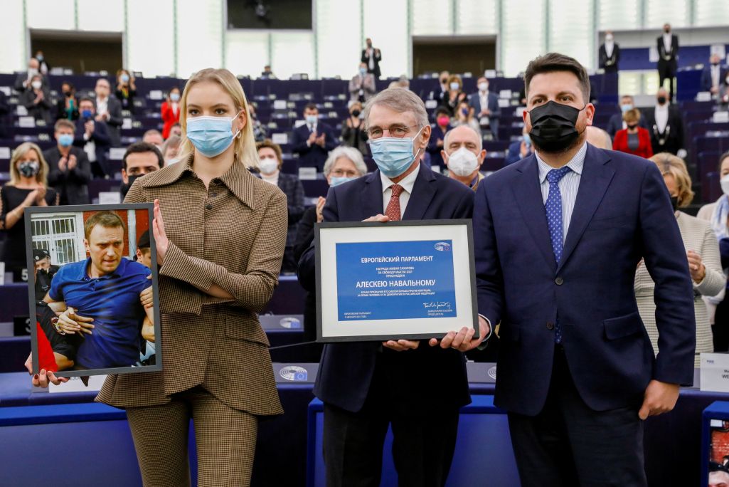 Дачка Аляксея Навальнага Дар’я Навальная, прэзідэнт Еўрапарламенту Давід-Марыя Сасолі і кіраўнік штабу Навальнага на прэзідэнцкіх выбарах 2018 года Леанід Волкаў падчас цырымоніі ўручэння прэміі Сахарава ў Еўрапейскім парламенце ў Страсбургу, Францыя. 15 снежня 2021 года. (Фота: Pool / Reuters / Forum)