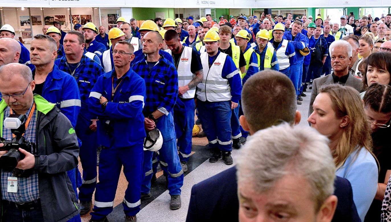 Związkowcy Solidarności przeciwstawiają się działaniom WSA ws. kopalni Turów (fot. PAP/Sebastian Borowski)