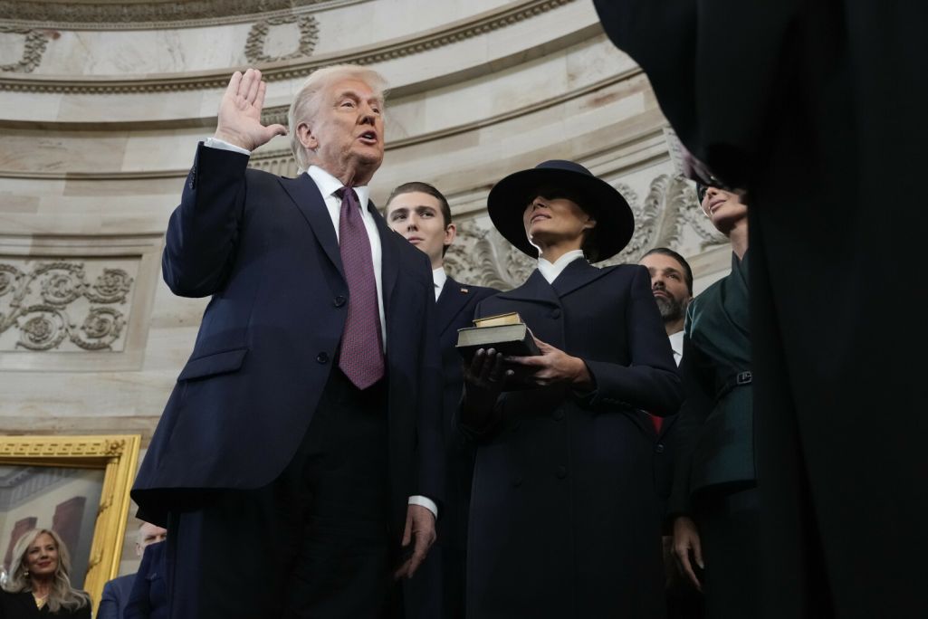 Доналд Трамп прымае прысягу ў якасці 47-га прэзідэнта Злучаных Штатаў ад галоўнага суддзі Джона Робэртса. Фота: Morry Gash, Pool / AP Photo / East News